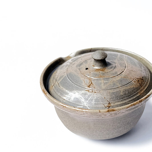 Akikusa Shiboridashi teapot with lid on a white background