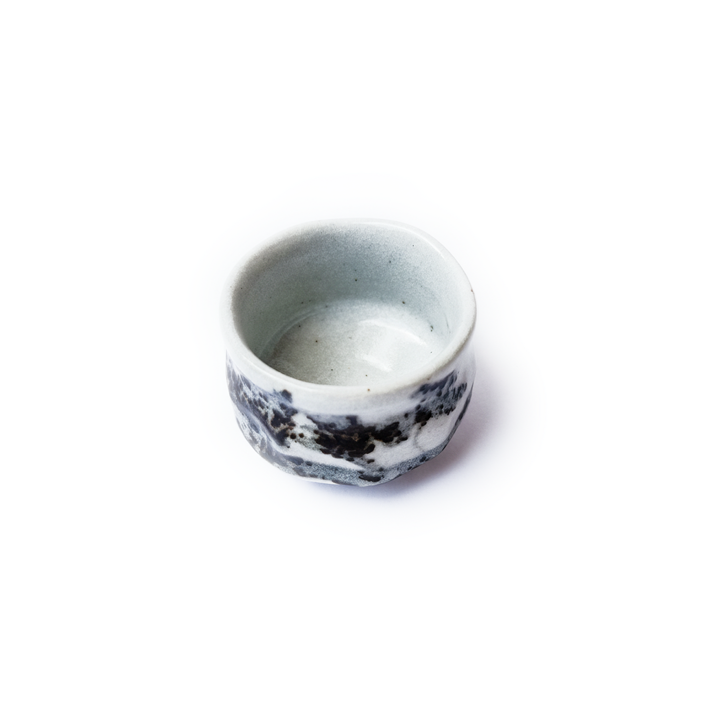 Ceramic YUKIMI cup with black abstract patterns on the outside